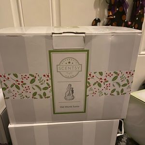 Used Old World Santa Scentsy warmer with box. Great condition.